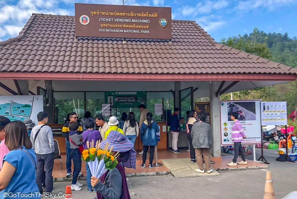 ลานจอดรถกว้างขวางที่ด่านตรวจ
