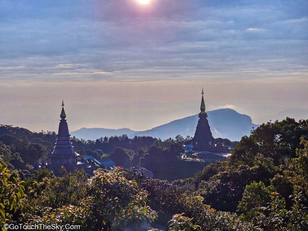 จุดชมวิวสองพระธาตุนภเมทนีดลและนภพลภูมิสิริ