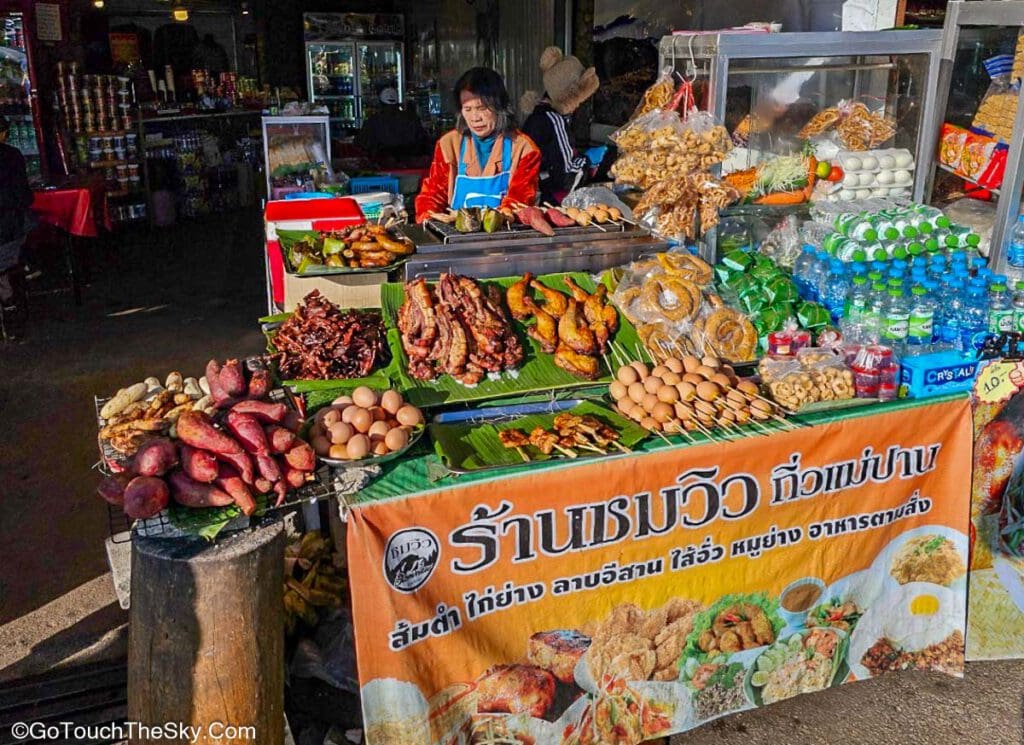 ร้านค้าร้านอาหารเปิดขายตั้งแต่เช้าตรู่