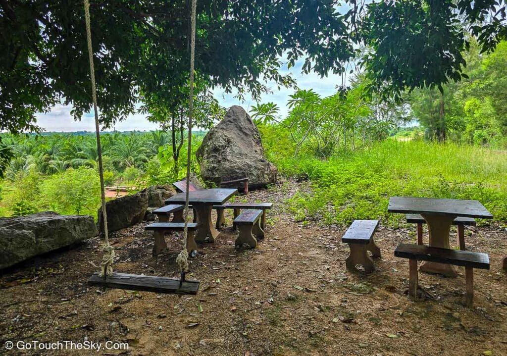 ห้องน้ำบริเวณลานจอดรถ