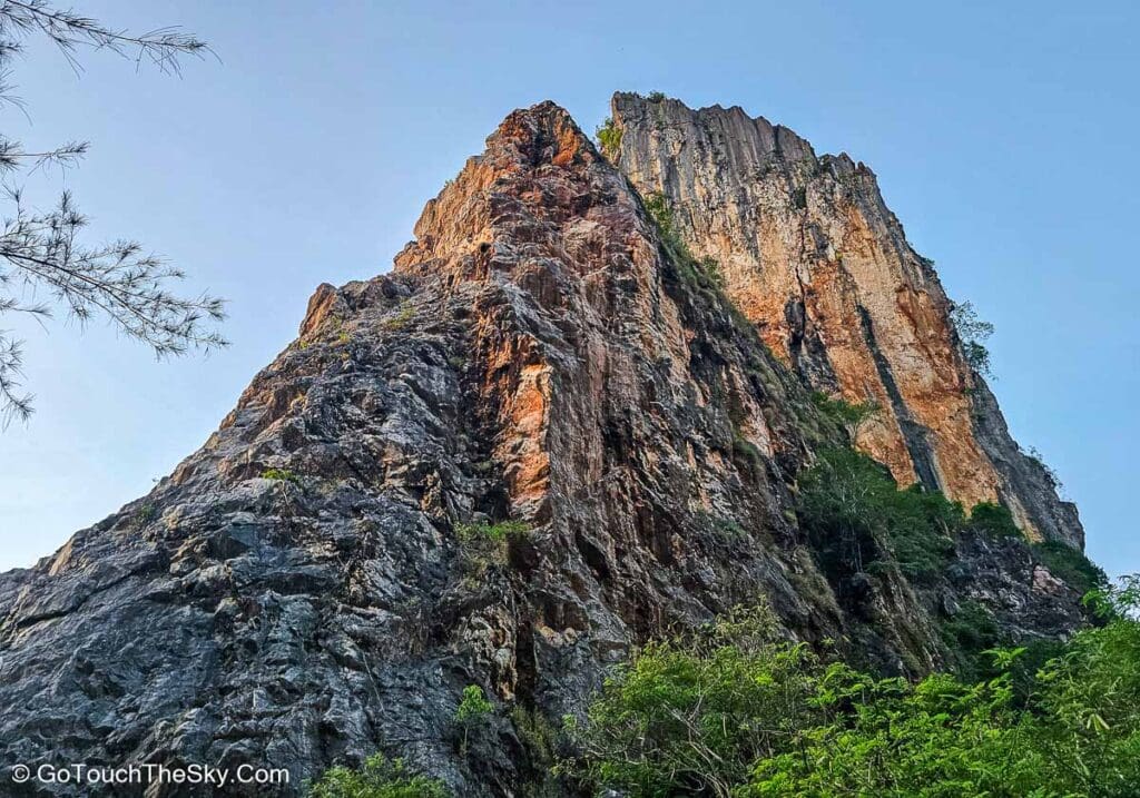 ภูเขาหินปูนมองจากทางเดิน