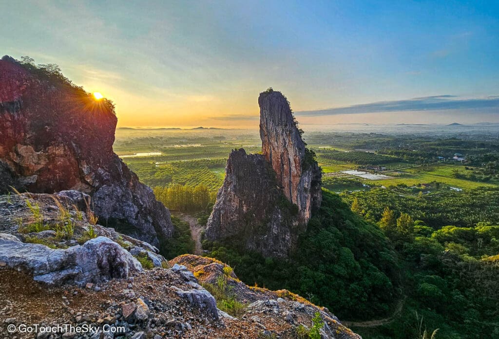 วิวภูเขาหินปูนจากยอดเขาคูหา