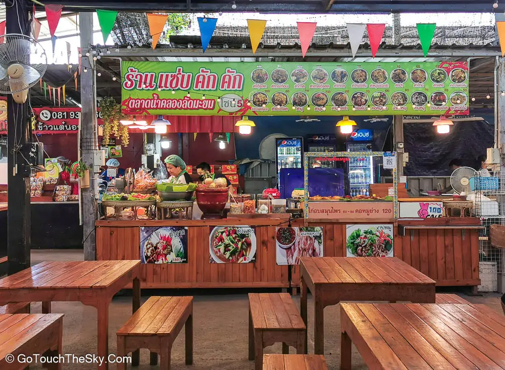 ร้านค้าริมทางเดิน