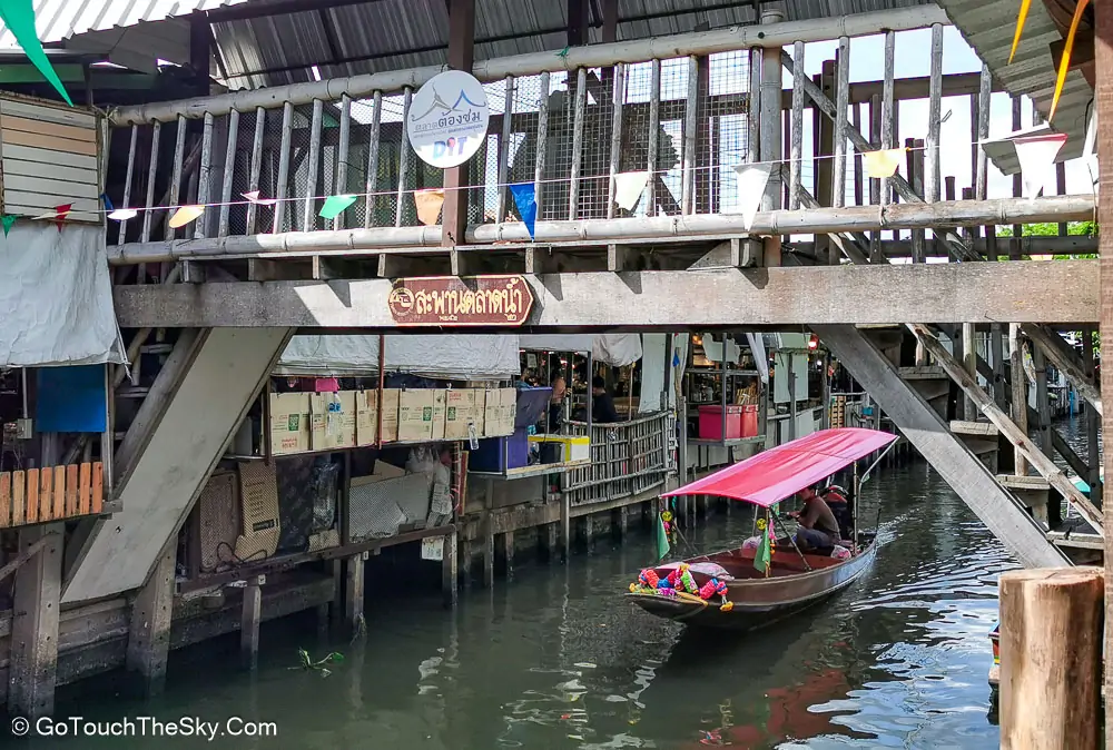 อาหารคาวหวานในตลาดน้ำ