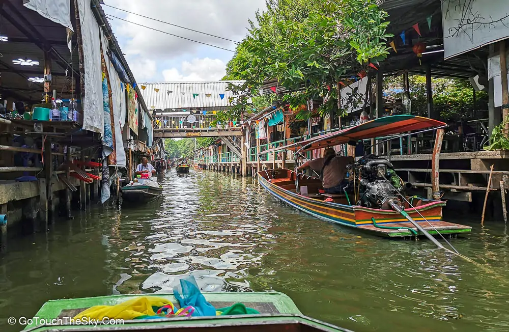 บ้านเรือนสองฝั่งคลอง