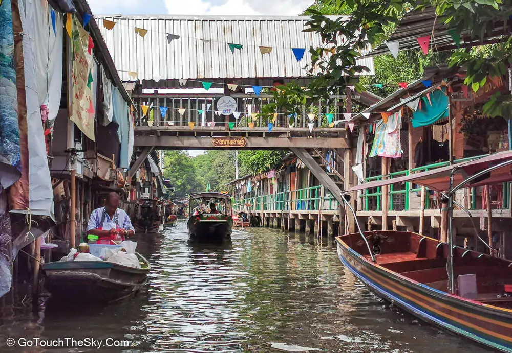 สินค้าหลากหลายในตลาดน้ำ