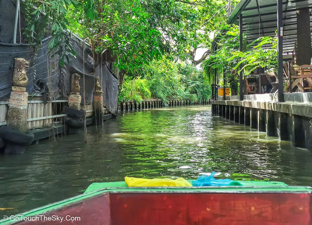เรือแล่นเข้าใกล้จุดแวะ