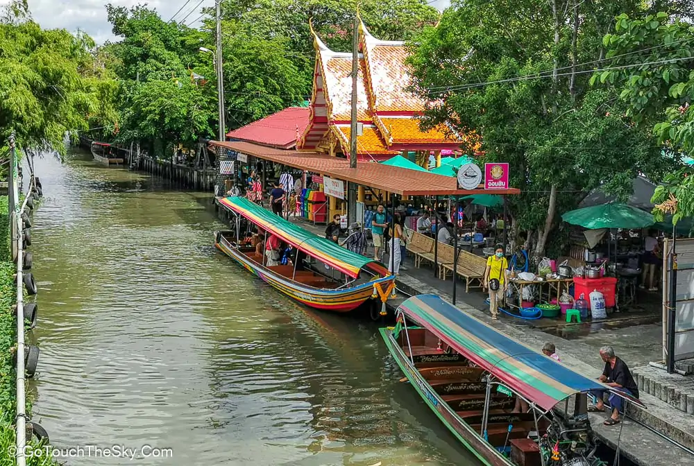 เรือแล่นผ่านชุมชนริมน้ำ