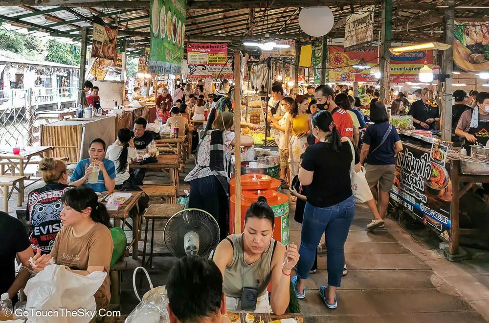 ผู้คนเดินเที่ยวตลาดน้ำ