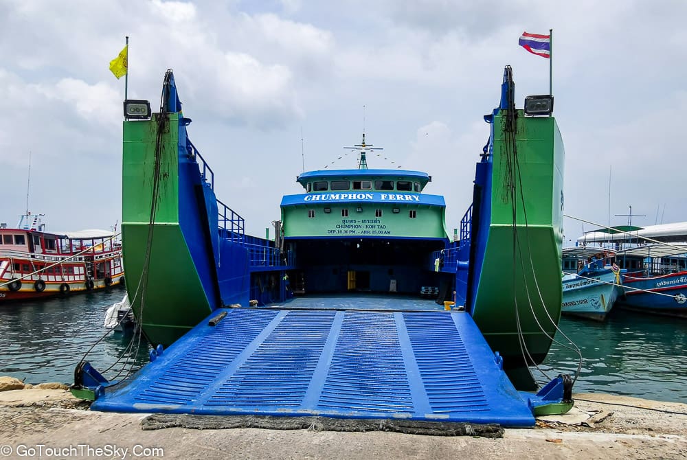 รถบรรทุกและขนส่งสินค้าบนเรือนอน