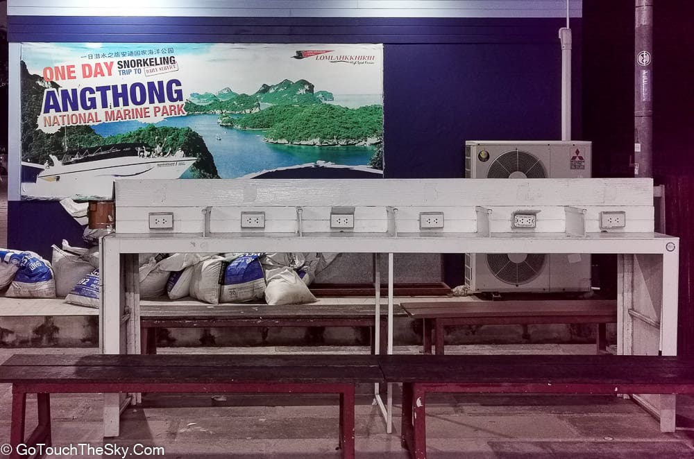 จุดชาร์ตโทรศัพท์มือถือฟรีที่ท่าเรือ