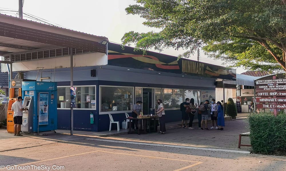 ร้านค้าและร้านอาหารที่ท่าเรือลมพระยา
