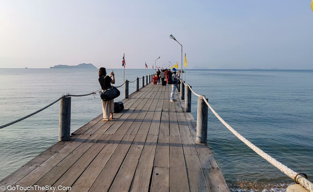 บรรยากาศรอขึ้นเรือที่ท่าเรือชุมพร