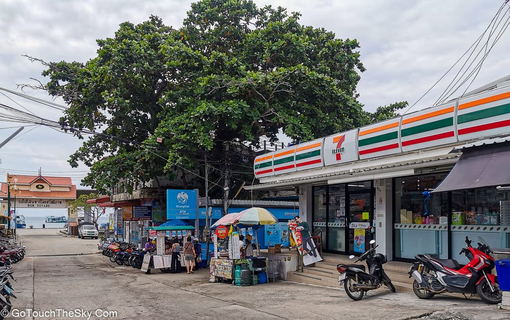 ร้านค้าและที่พักบริเวณท่าเรือเกาะเต่า