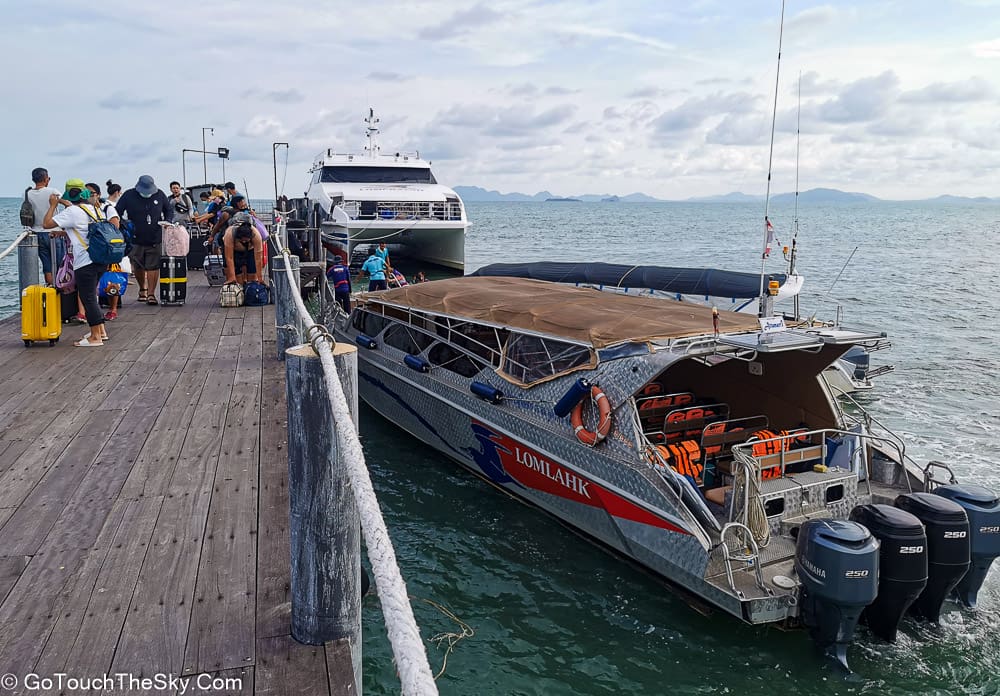 เรือเร็วลมพระยาขนาดเล็กมุ่งหน้าสู่เกาะเต่า