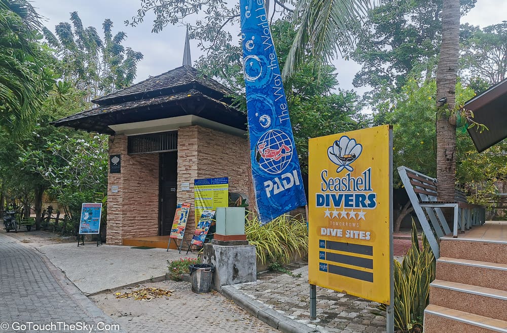 ที่พักและร้านอาหารริมหาดทรายรี