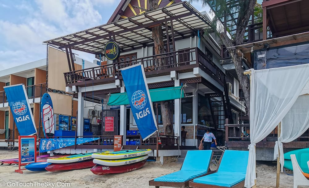 พระอาทิตย์ตกสวยงามที่หาดทรายรี