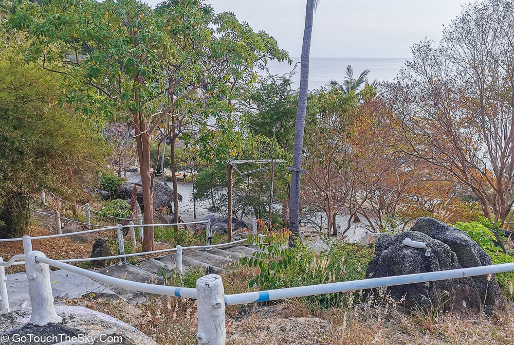 ทางเดินลงจากจุดชมวิวสู่ฟรีด้อมบีช