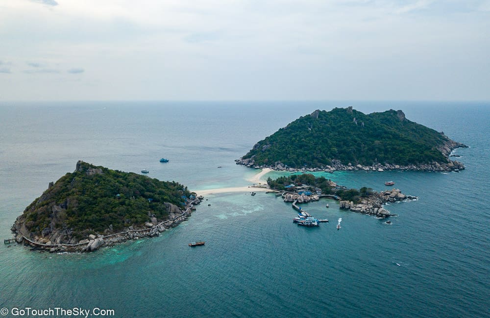 หาดทรายเชื่อมเกาะนางยวนมองจากระยะไกล