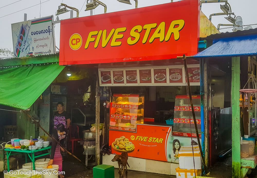 ร้านค้าท้องถิ่นระหว่างทางเดิน