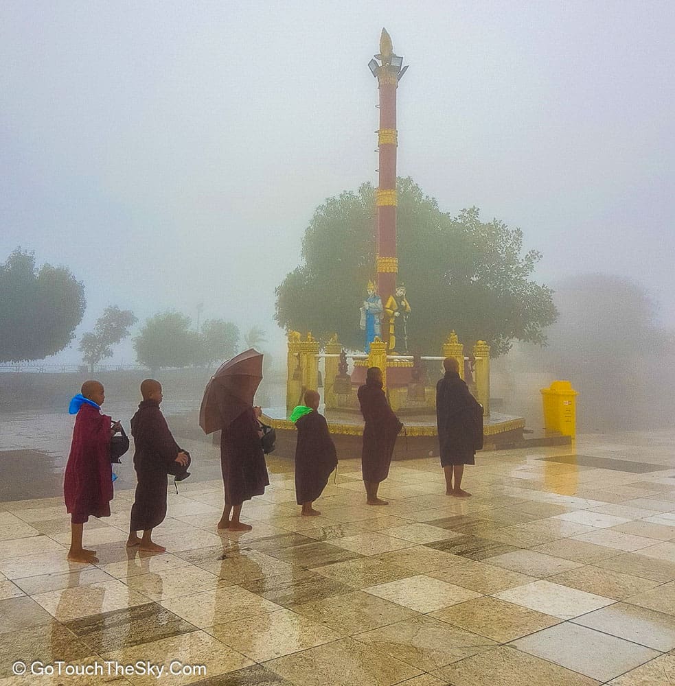 พระภิกษุบิณฑบาตยามเช้า