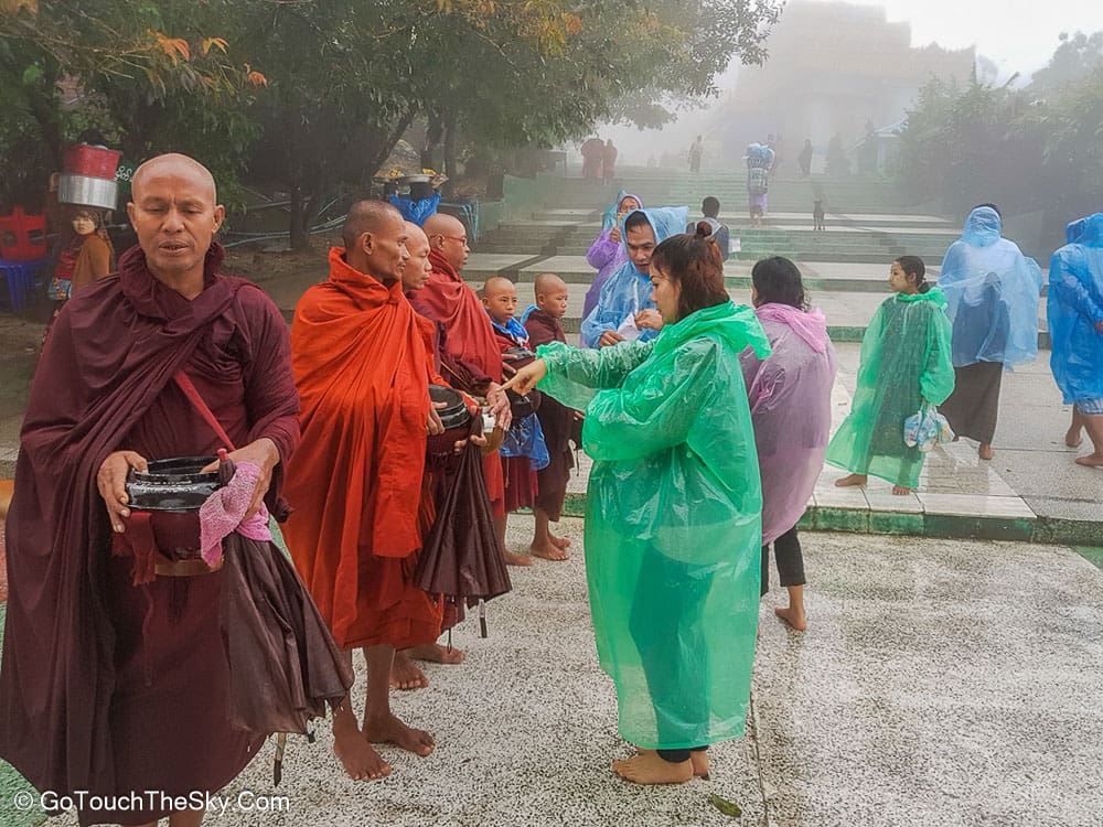 ชาวบ้านใส่บาตรพระภิกษุ