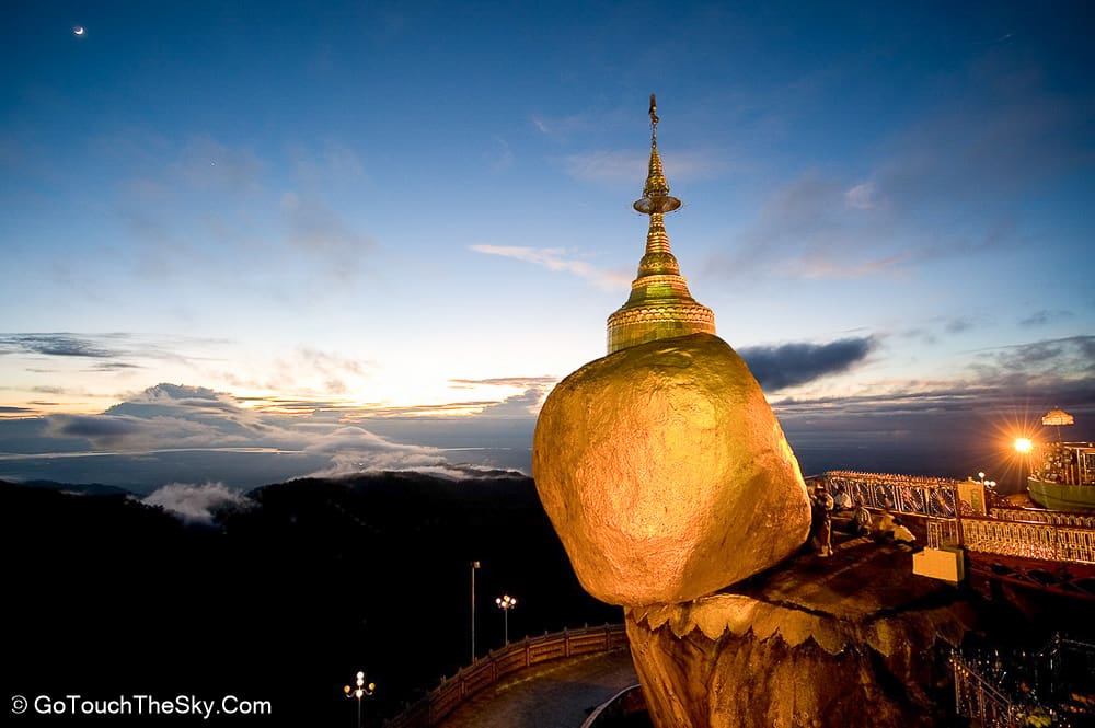 พระธาตุอินทร์แขวนวันฟ้าใส