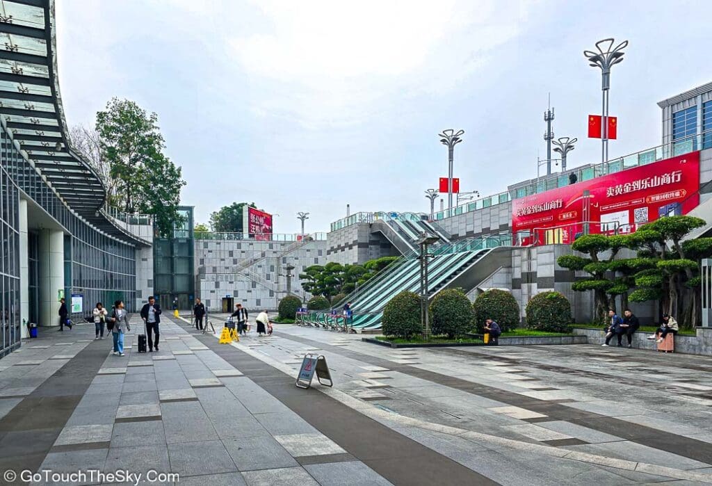 ถนนสายหลักกว้างขวางในตัวเมืองเล่อซาน