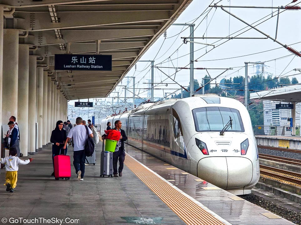 ชานชาลาสถานีรถไฟเมื่อถึงเล่อซาน