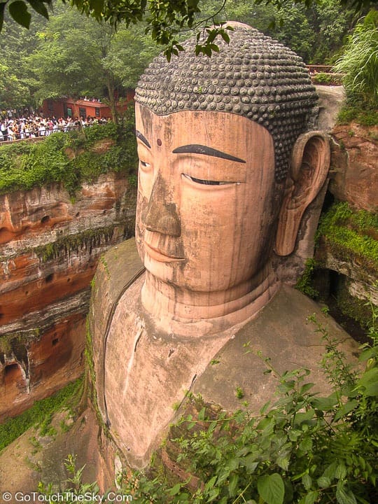 รายละเอียดการแกะสลักองค์พระบนผาหินทราย