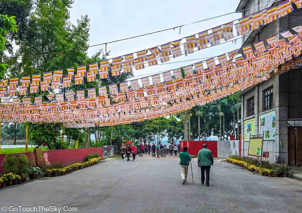 สะพานและวิวแม่น้ำใกล้จุดลงเรือ