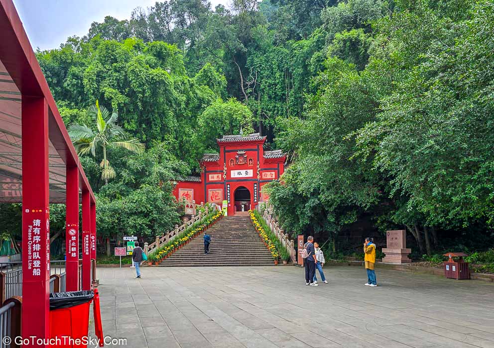 เรือนำเที่ยวจอดรอผู้โดยสารที่ท่า