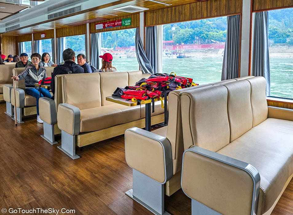 ที่นั่งและเสื้อชูชีพภายในเรือ