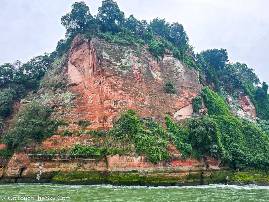 องค์พระใหญ่เริ่มปรากฏเมื่อเรือเข้าใกล้