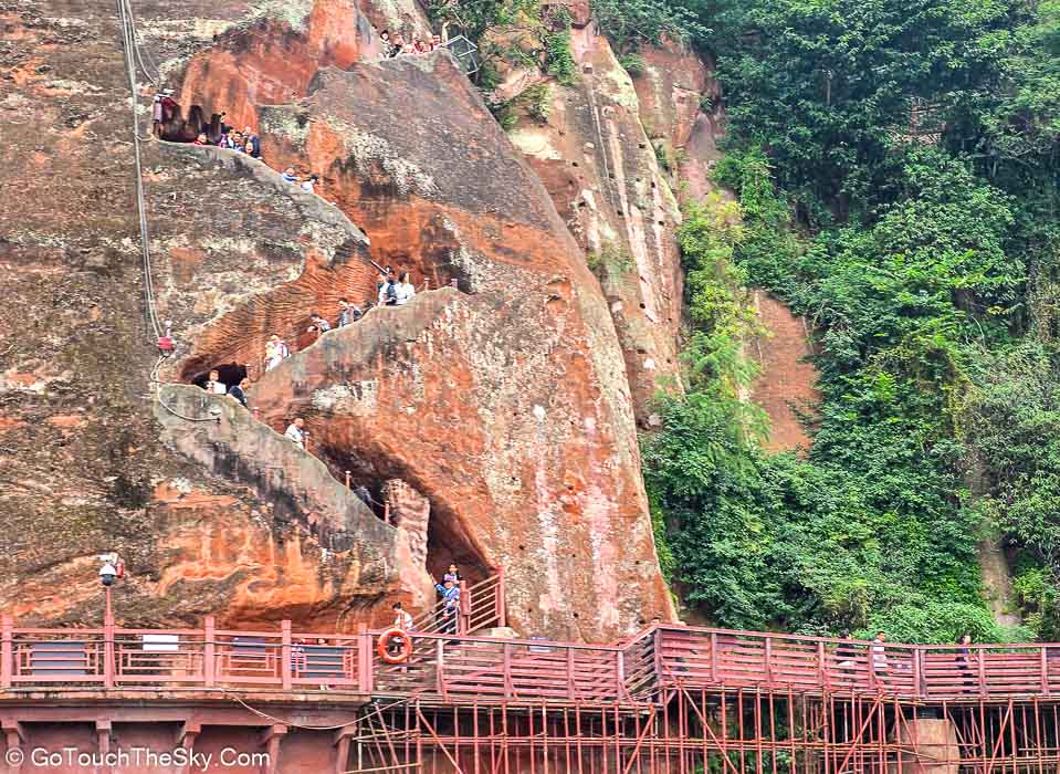 นักท่องเที่ยวถ่ายภาพองค์พระจากดาดฟ้าเรือ