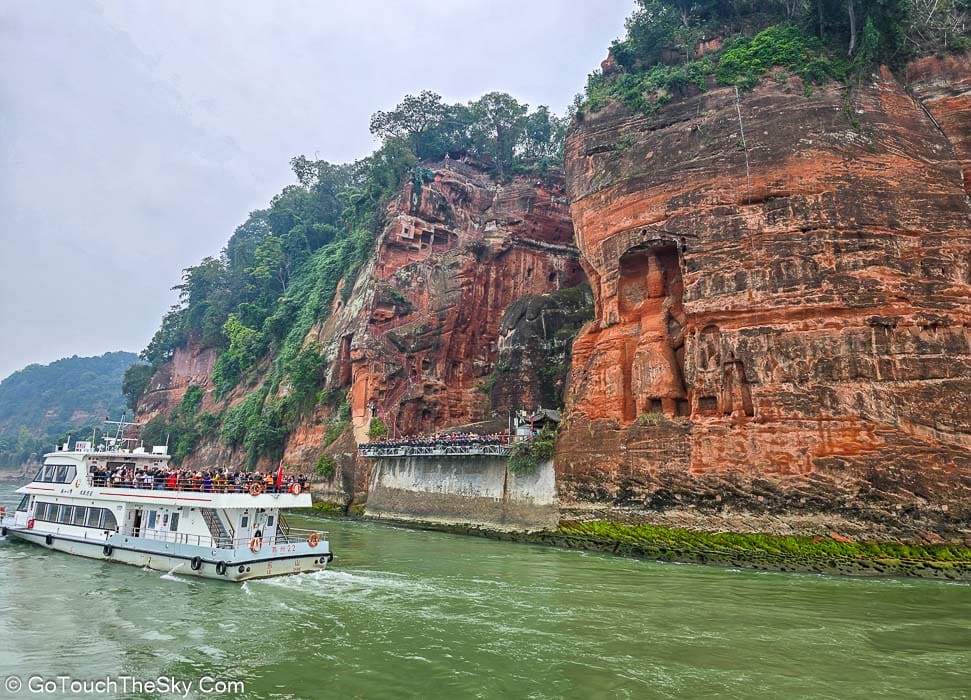 เรือลอยลำหน้าองค์พระให้นักท่องเที่ยวถ่ายภาพ
