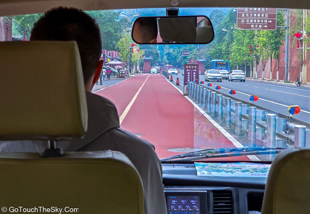 เส้นทางสู่ประตูทางเข้าด้านทิศตะวันออก