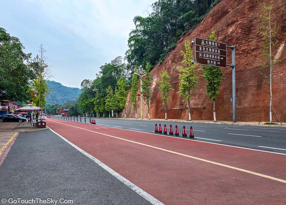 บริเวณด้านหน้าทางเข้า Oriental Buddha Capital