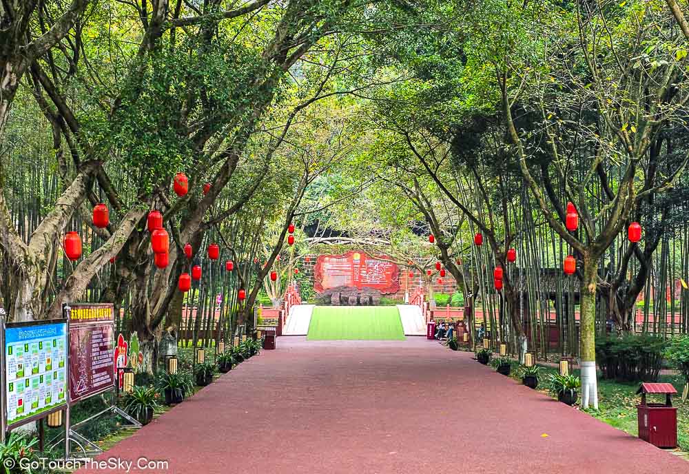 ลำธารและสะพานเล็กๆ ในสวน