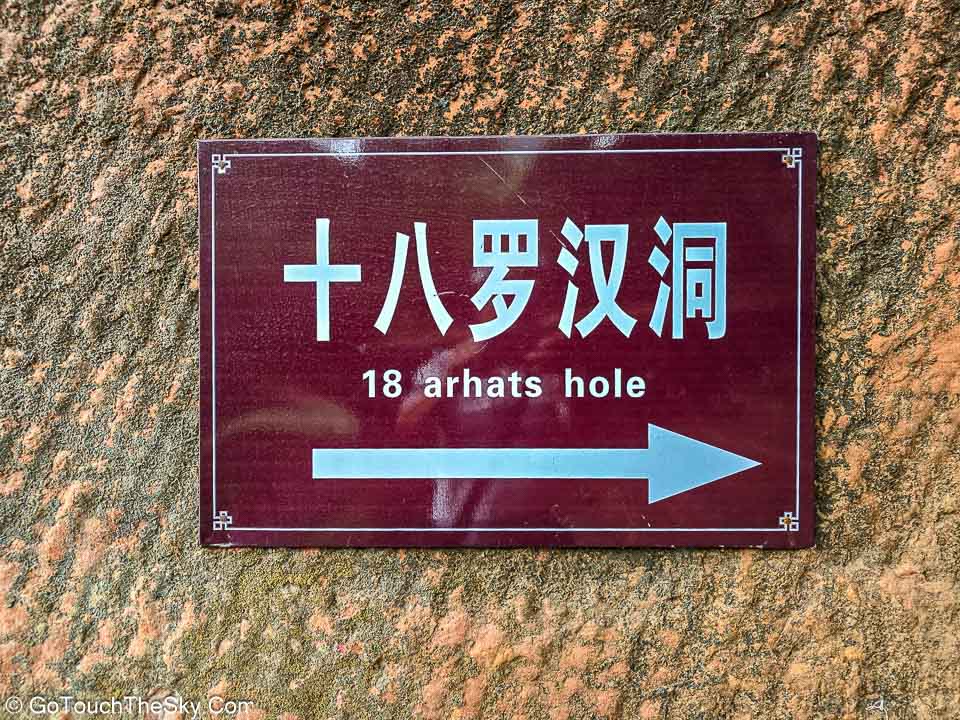 ทางเดินจากพื้นที่กลางแจ้งสู่เขตถ้ำ