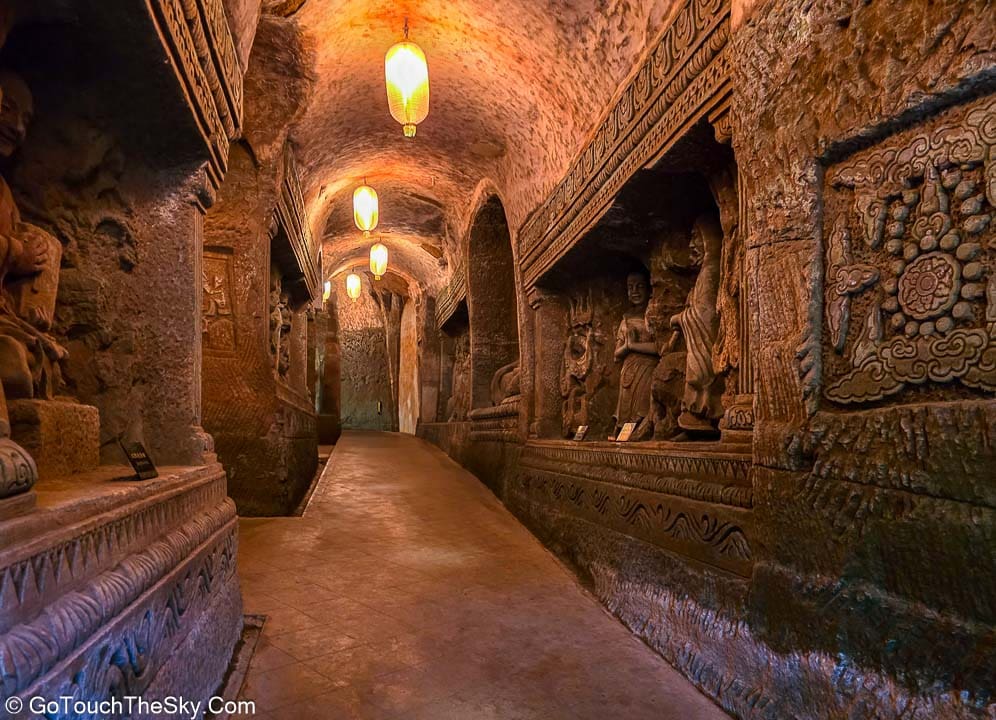 รูปแกะสลักพระอรหันต์ภายในถ้ำ