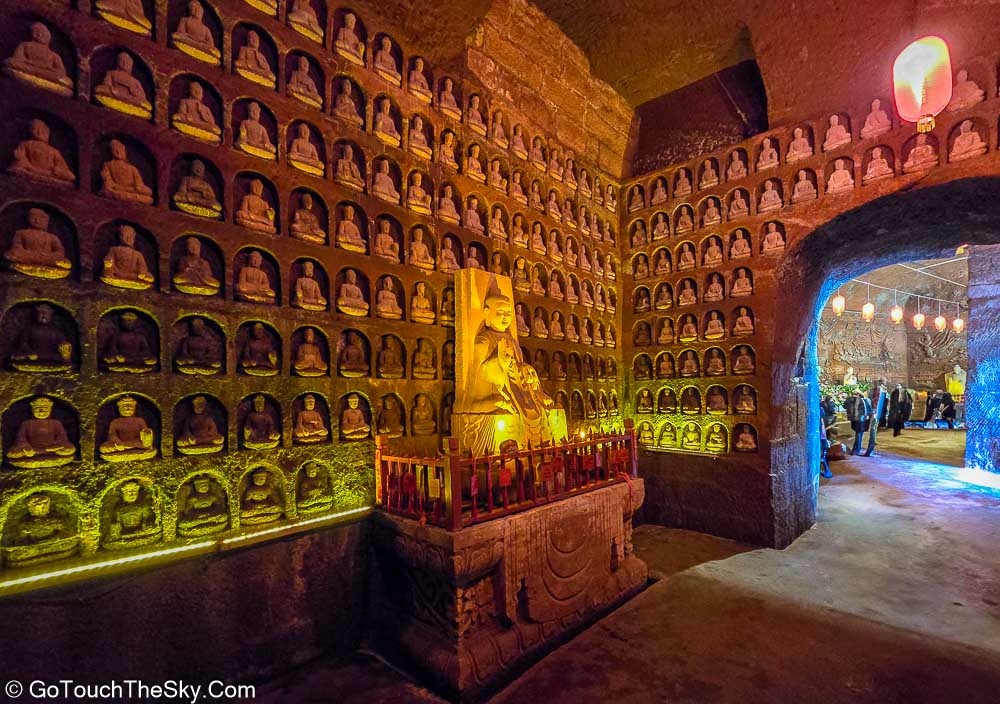 บรรยากาศศักดิ์สิทธิ์ภายในถ้ำหมื่นพุทธ
