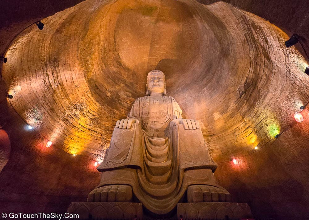 พระพุทธรูปหินแกะสลักขนาดใหญ่ใน Oriental Buddha Capital