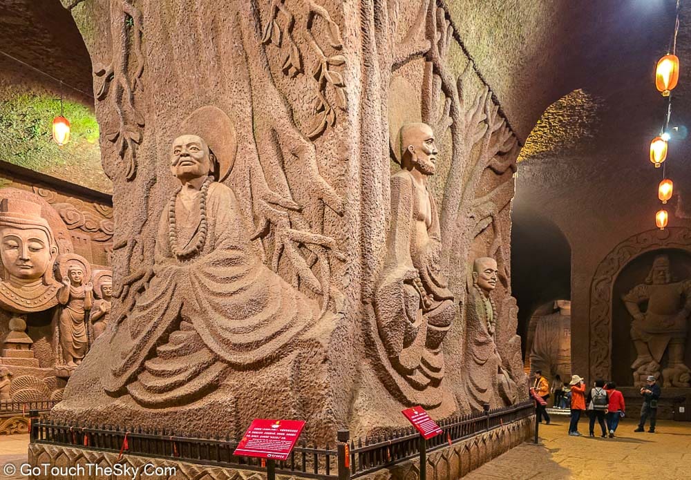 พระโพธิสัตว์แกะสลักบนผนังหิน