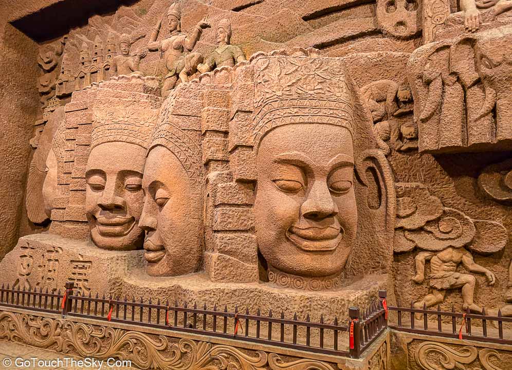 หมู่รูปสลักเทพและพระโพธิสัตว์