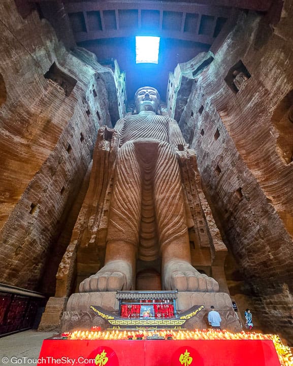 ฐานองค์พระและนักท่องเที่ยวตัวเล็กจิ๋ว