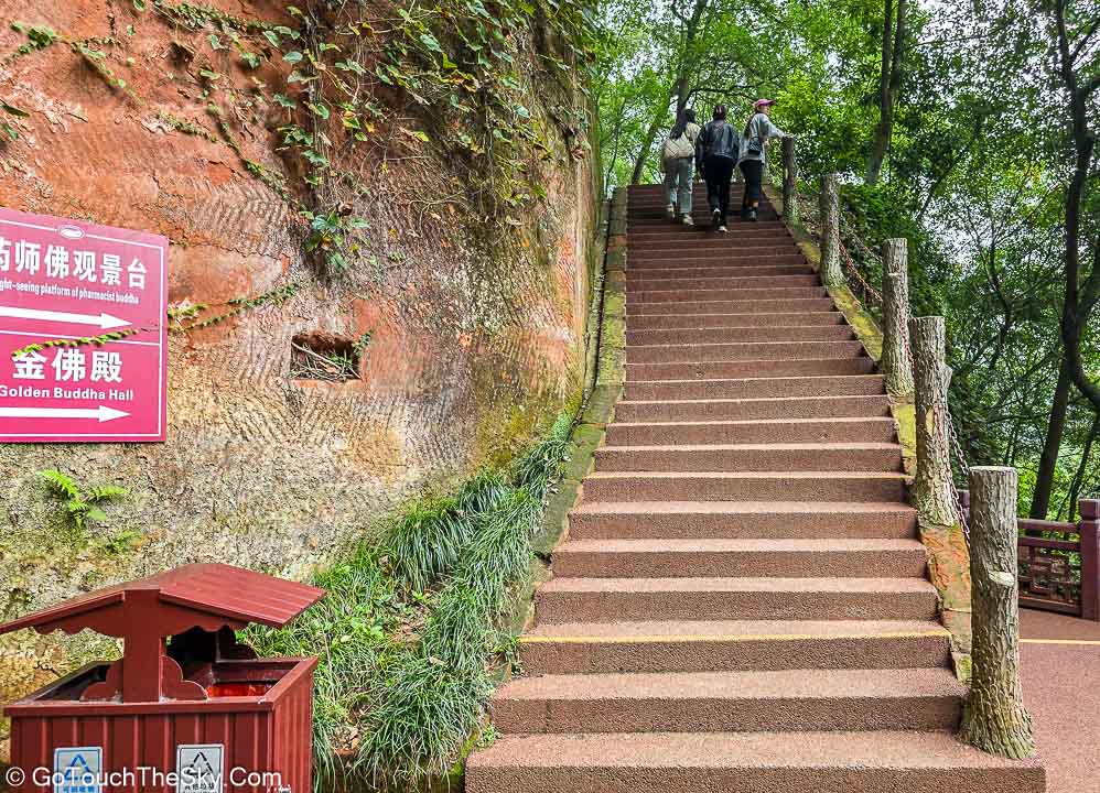 บันไดทางขึ้นสู่วิหารพระพุทธรูปทองคำ