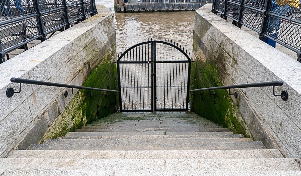 The Queen's Stairs บันไดท่าน้ำ