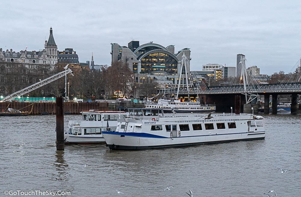 เรือท่องเที่ยวแม่น้ำเทมส์ที่ London Eye Pier