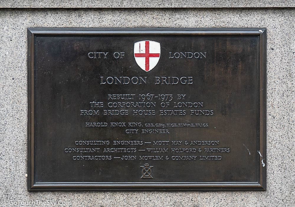 ผู้คนเดินข้าม London Bridge